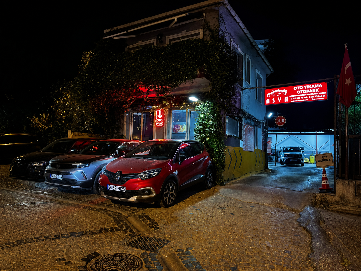 Asya Otopark gece giriş görünümü